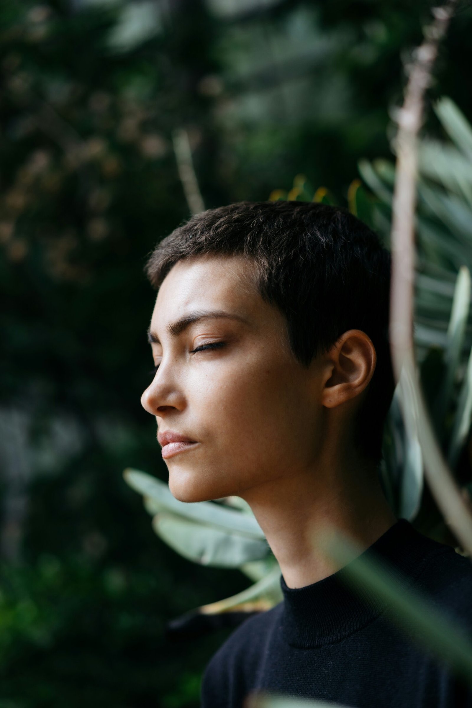 persona en la natura meditando con los ojos cerrados